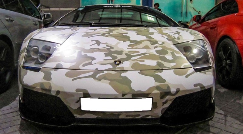 xe ô tô dán decal họa tiết độc đáo, mang phong cách thể thao và cá tính, một lựa chọn tuyệt vời để cá nhân hóa chiếc xe của bạn.