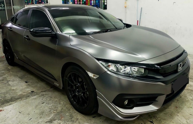 xe Honda đang trong quá trình dán decal, minh họa thời gian dán decal xe ô tô thường mất từ 1 đến 2 ngày tùy thuộc vào loại decal và kích thước xe.