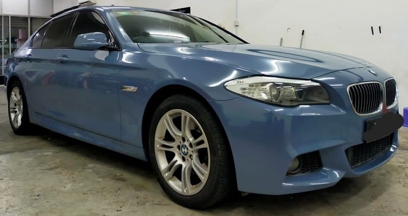 xe BMW được dán decal ở nhiều vị trí khác nhau, cho thấy các vị trí dán decal trên xe hơi thường gặp như nóc, sườn, mâm và nội thất.