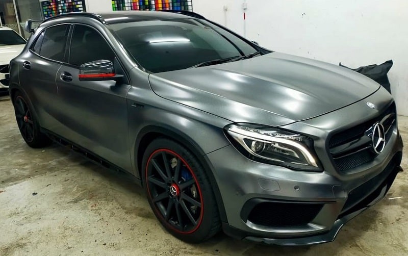 xe Mercedes sau khi được dán decal tại một trung tâm dịch vụ uy tín, minh chứng cho chất lượng dịch vụ dán decal xe ô tô chuyên nghiệp.