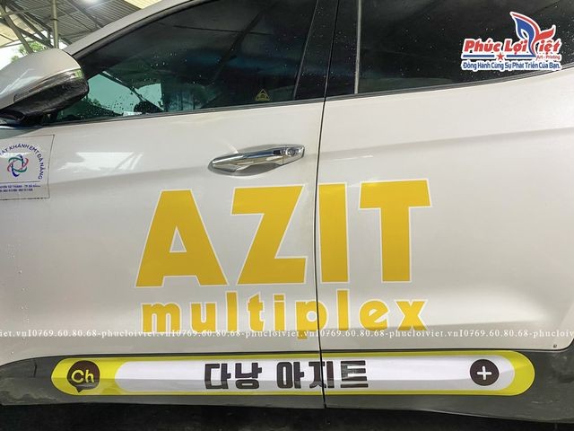 Quá trình dán decal cho xe ô tô tại Đà Nẵng được thực hiện bởi đội ngũ chuyên nghiệp