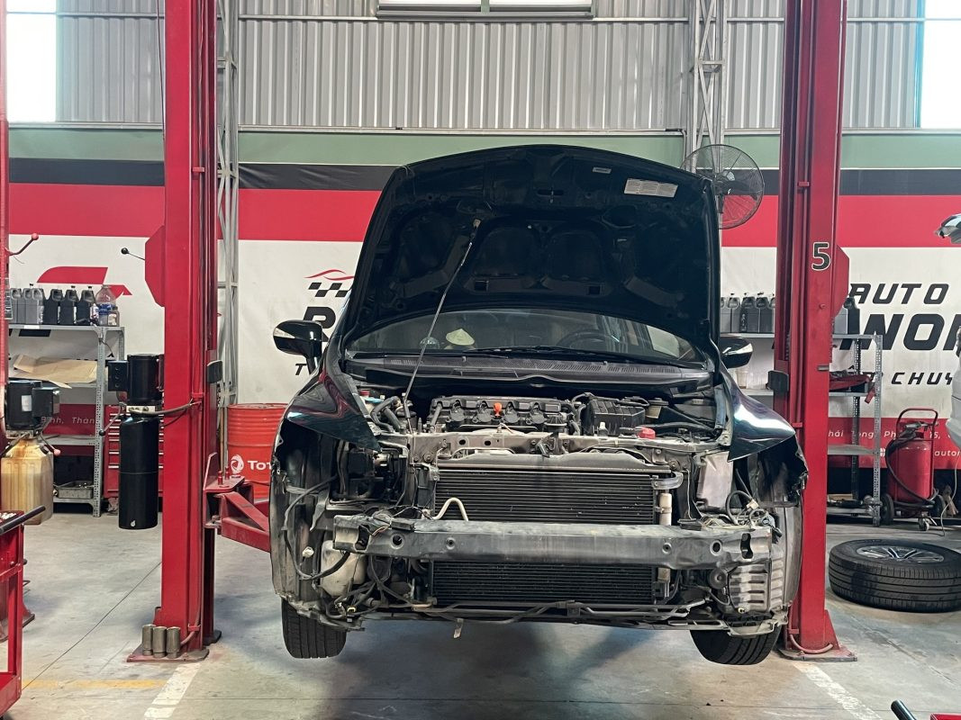 Đội ngũ kỹ thuật viên chuyên nghiệp tại trung tâm bảo dưỡng xe ô tô chevrolet kiểm tra dàn lạnh.
