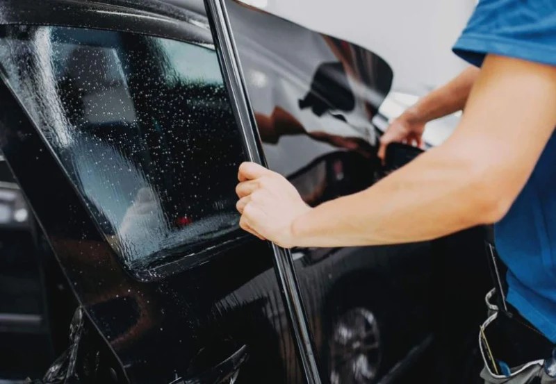 Dán phim cách nhiệt cho xe ô tô bảo vệ nội thất và người ngồi trong xe