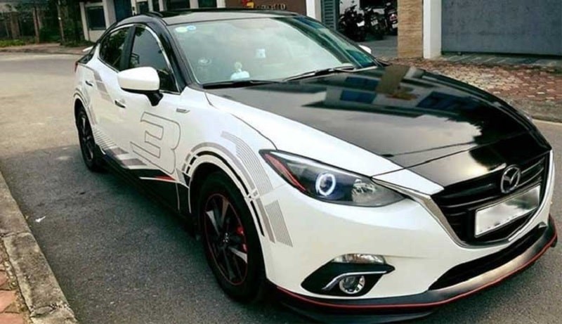 cuộn decal wrap ô tô với nhiều màu sắc khác nhau, thể hiện sự đa dạng về loại decal mà khách hàng có thể yêu cầu, ảnh hưởng đến tổng giá dán decal xe ô tô.