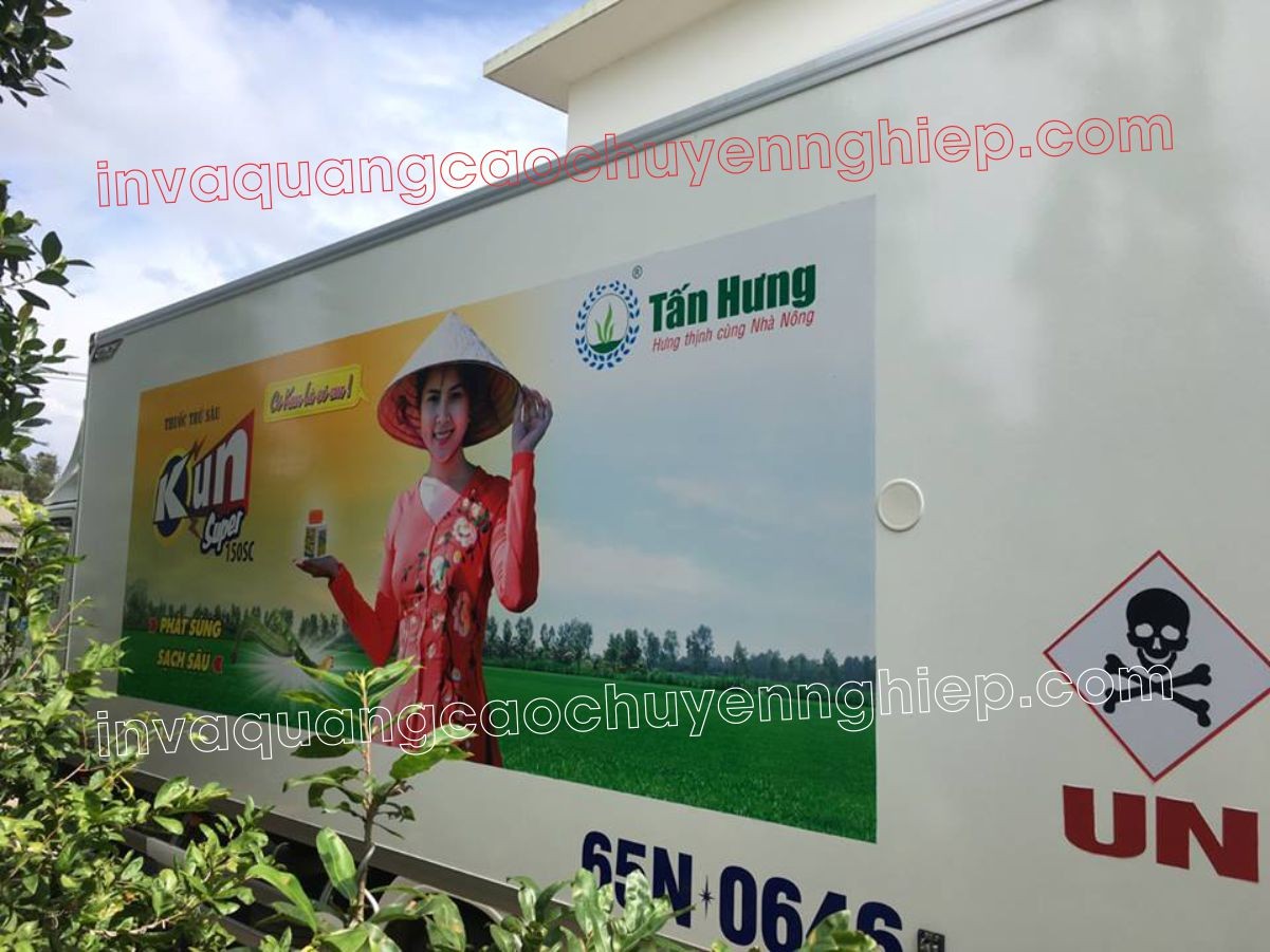 Dán decal quảng cáo xe tải, dịch vụ số 1 giúp nâng cao nhận diện thương hiệu trên đường.