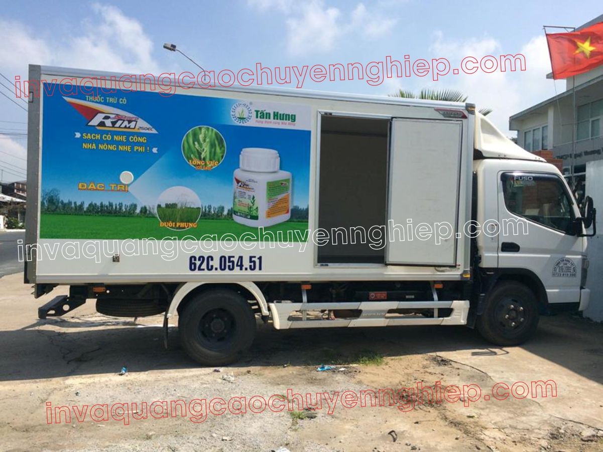 Quảng cáo dán decal xe tải mang lại hiệu quả cao với chi phí thi công thấp và nội dung linh hoạt.