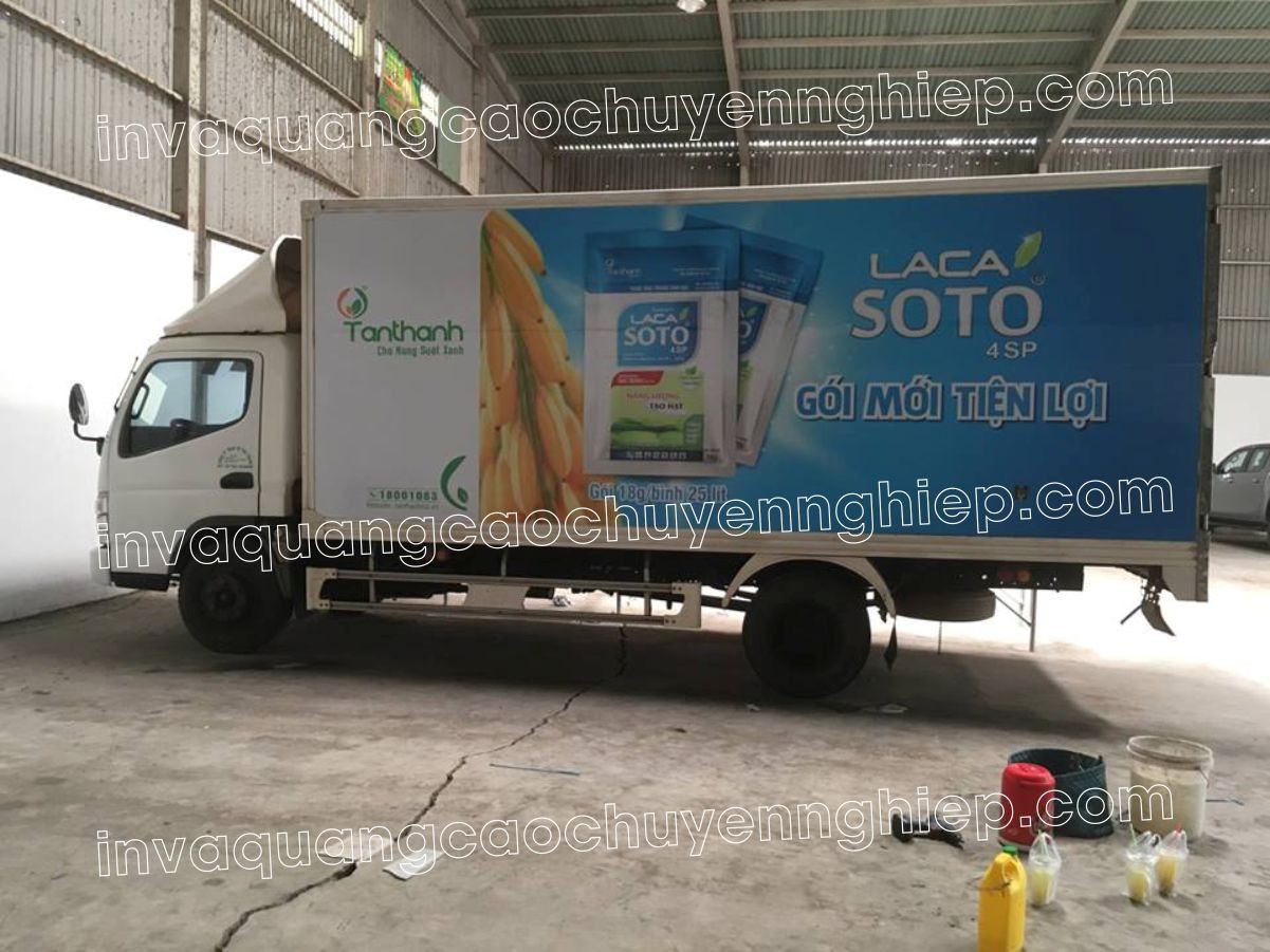 Dán quảng cáo trên xe tải với chất lượng decal và mực in chịu nhiệt tốt nhất, đảm bảo độ bền.