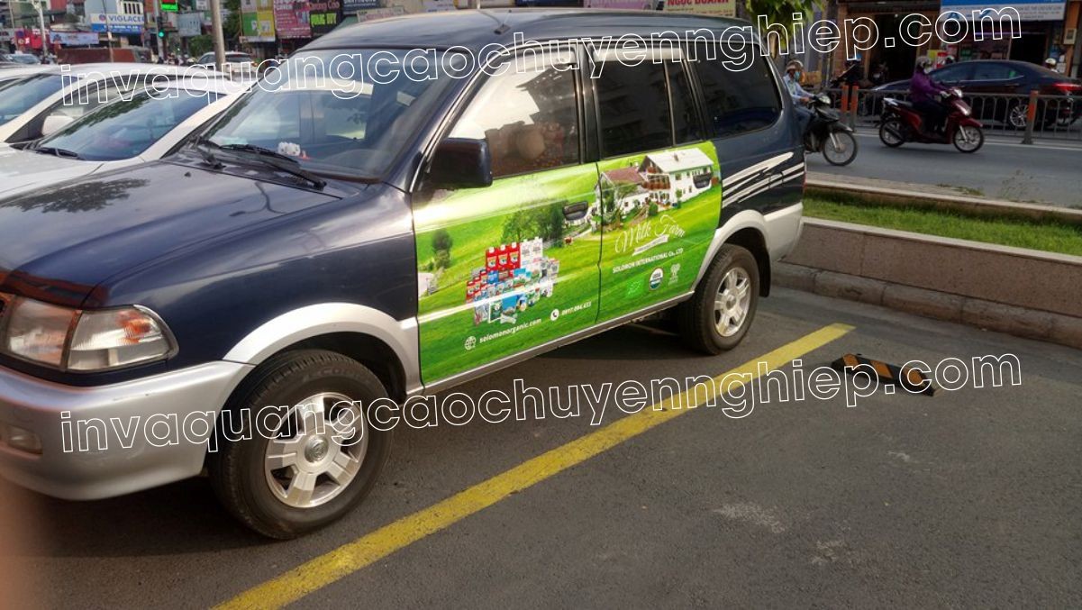 Dán tem trùm xe hơi, decal đổi màu ô tô chuyên nghiệp, mang lại vẻ ngoài ấn tượng và mới mẻ.