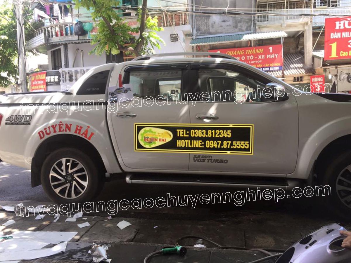 Thiết kế và thi công dán tem xe hơi 4 chỗ bằng decal cao cấp, màu sắc bền đẹp theo thời gian.