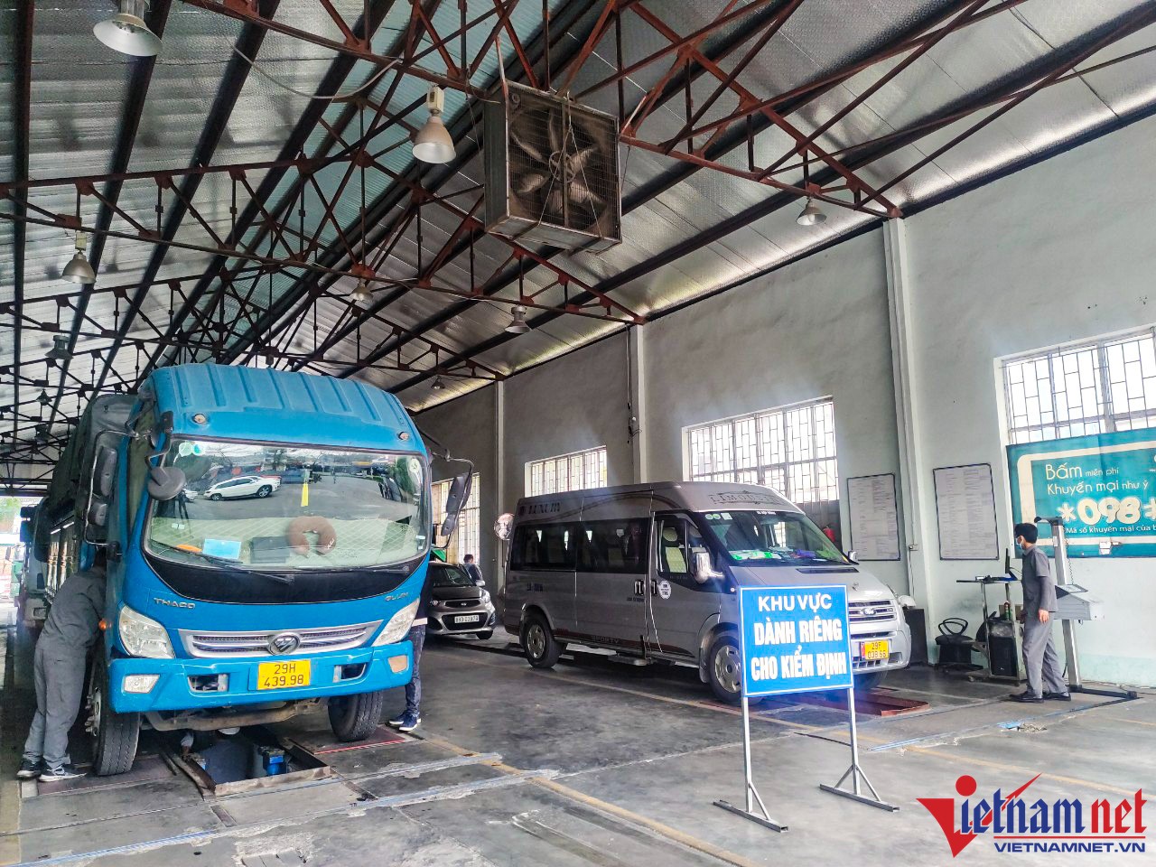 Trung tâm đăng kiểm phải làm thêm giờ để đáp ứng nhu cầu của người dân