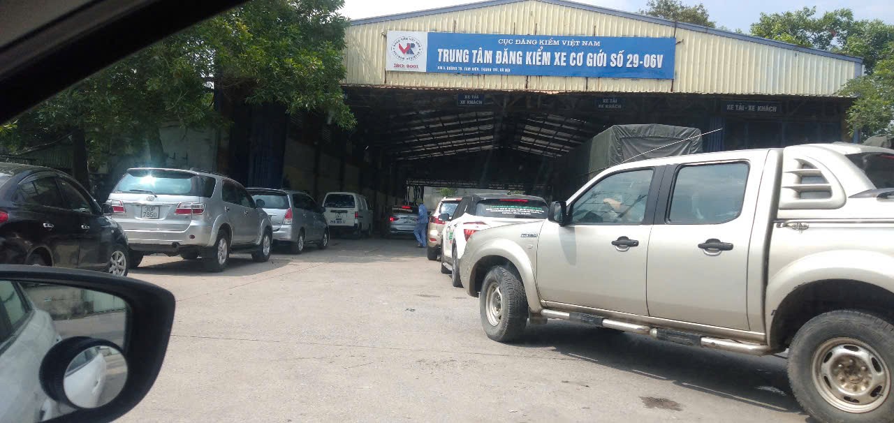 Cẩu kéo xe tới trạm đăng kiểm vì xe bị hết hạn