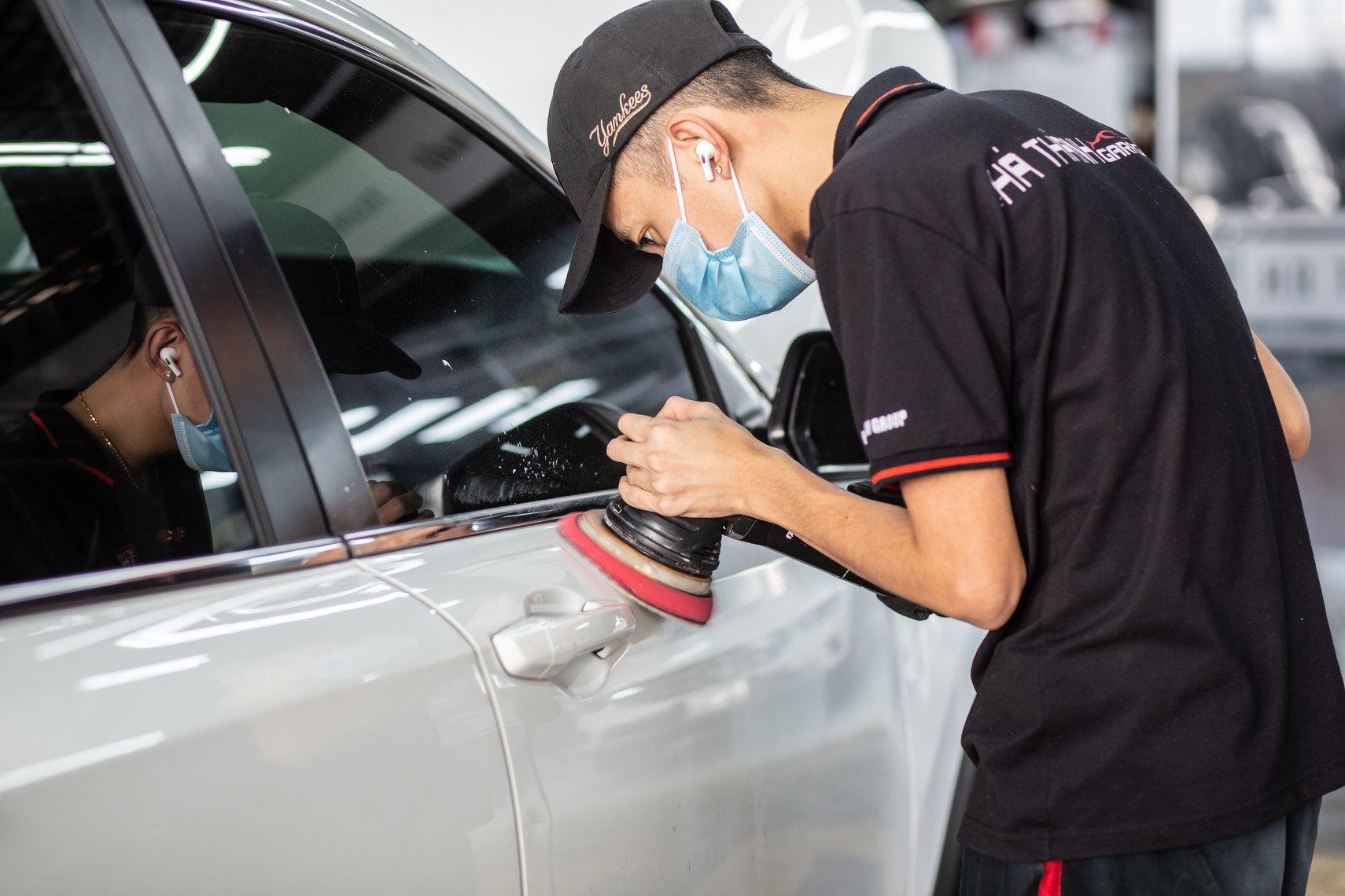 Quy trình đánh bóng và làm đẹp ngoại thất chuyên nghiệp cho xe ô tô mới tại trung tâm chăm sóc