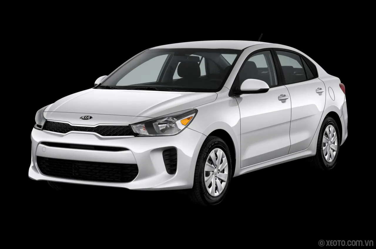 Đánh giá xe ô tô Kia Rio phiên bản sedan màu đỏ di chuyển trên đường phố, mẫu xe tiết kiệm nhiên liệu.