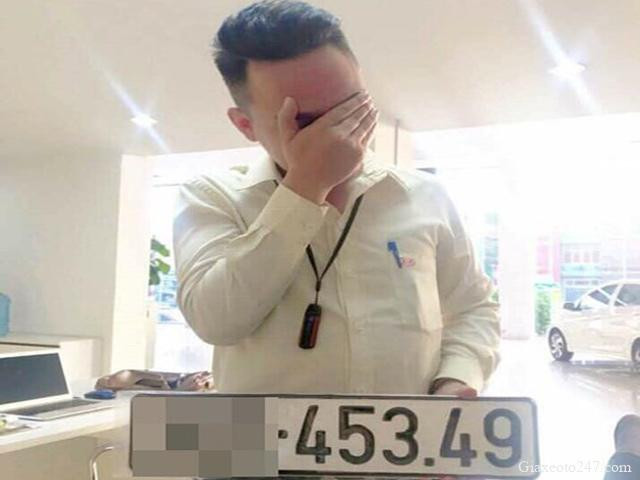 Người dân phấn khởi khi bốc được biển số xe ô tô ngũ quý 99999 tại Hà Nội
