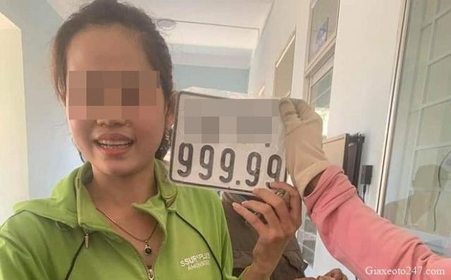 Hình ảnh một người phụ nữ xinh đẹp may mắn bốc được biển số xe ô tô đẹp tại Hà Nội