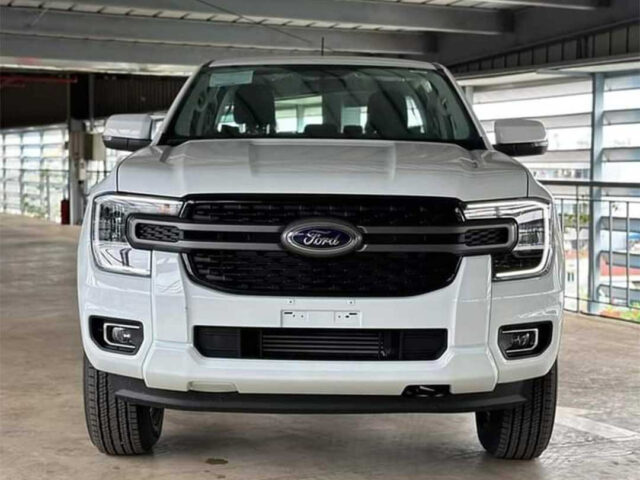 Phần đầu xe Ford Ranger XLS AT 4x4, thể hiện thiết kế hầm hố đặc trưng của dòng xe bán tải Ford