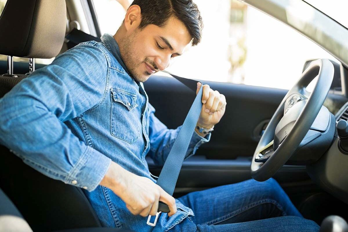 Dây đai an toàn 3 điểm bảo vệ người ngồi trong xe