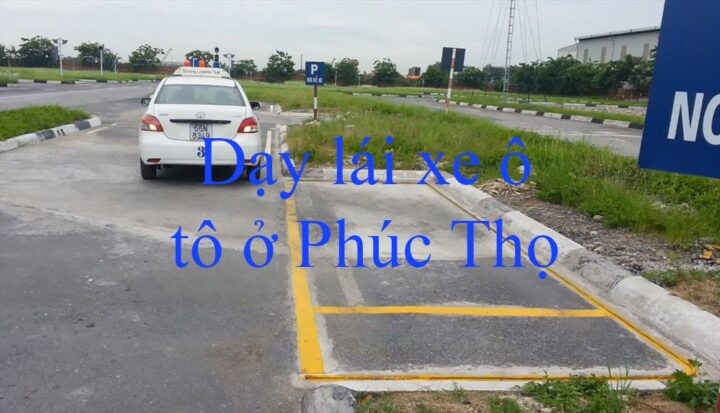 Học viên thực hành lái xe ô tô tự động dưới sự hướng dẫn của giáo viên để lấy bằng B1