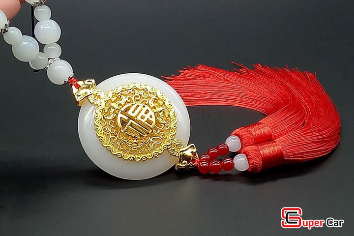 Ngọc bội treo xe ô tô thiết kế tinh xảo với tua rua đỏ
