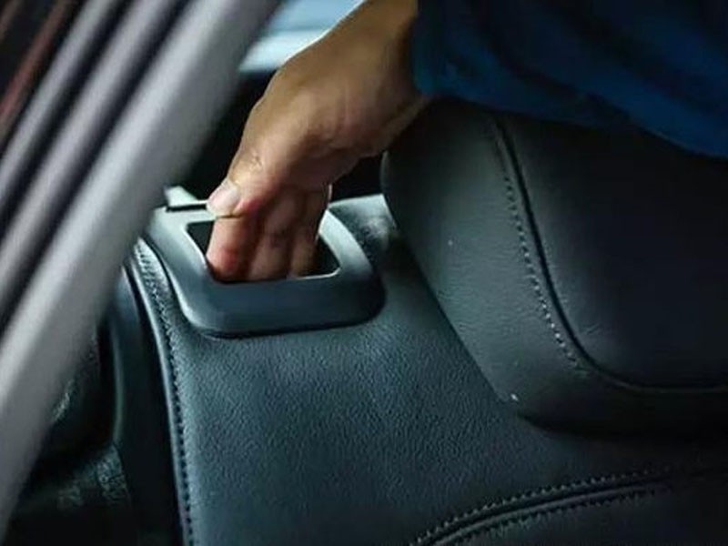 Để thoát hiểm trên xe ô tô an toàn nên tìm kiếm thêm vật dụng để bảo vệ cơ thể khi thực hiện