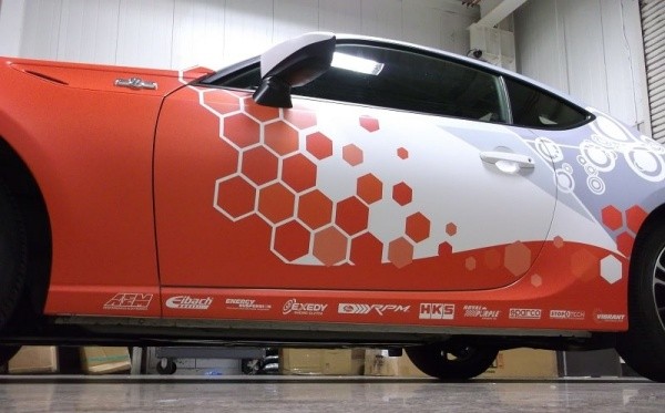 xe ô tô dán decal có bị phạt không