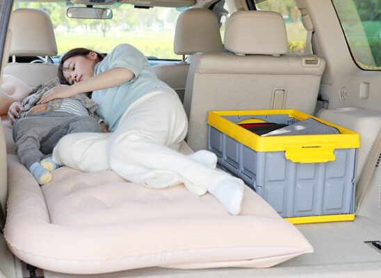 Thiết kế an toàn với tính năng chống ngã cho trẻ em, đảm bảo giấc ngủ yên bình trên giường hơi ô tô.