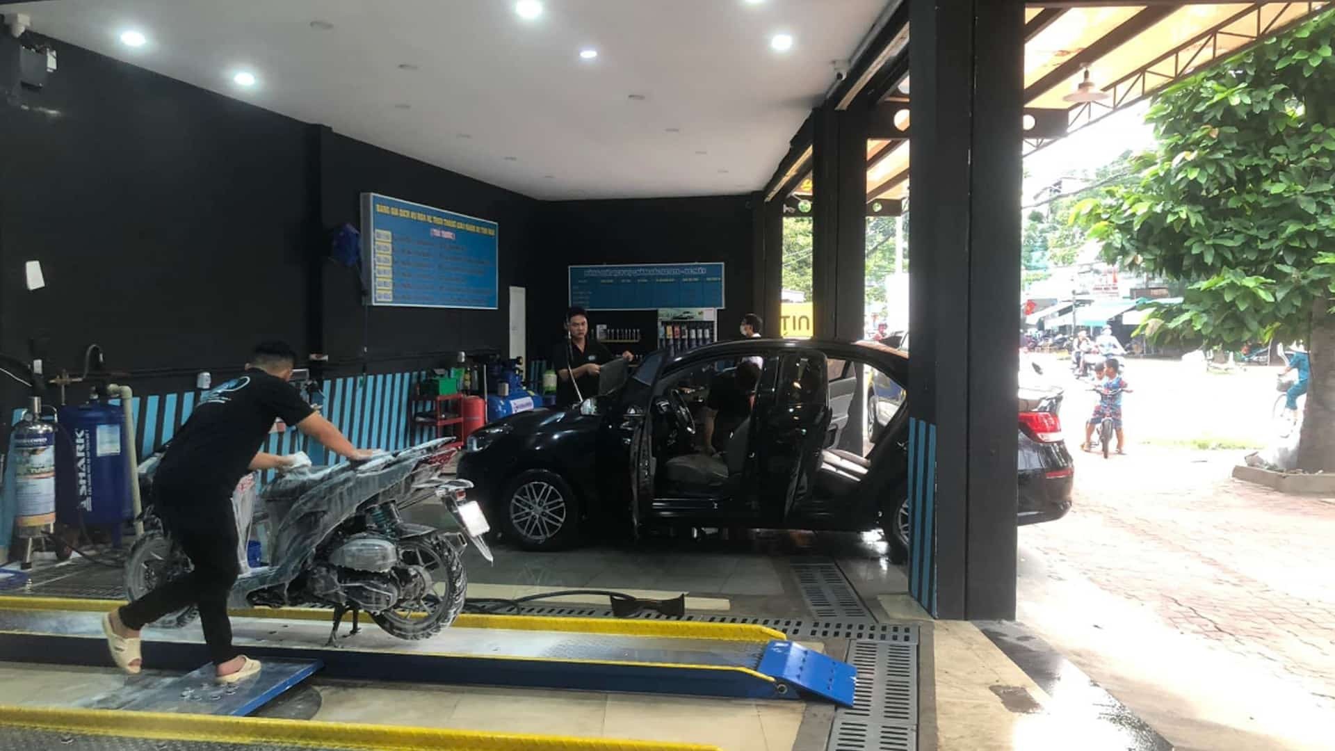 HYUN NHU AUTO, địa chỉ rửa xe ô tô quận 7 tiện lợi trên đường Huỳnh Tấn Phát, cung cấp dịch vụ nhanh chóng cho chủ xe.