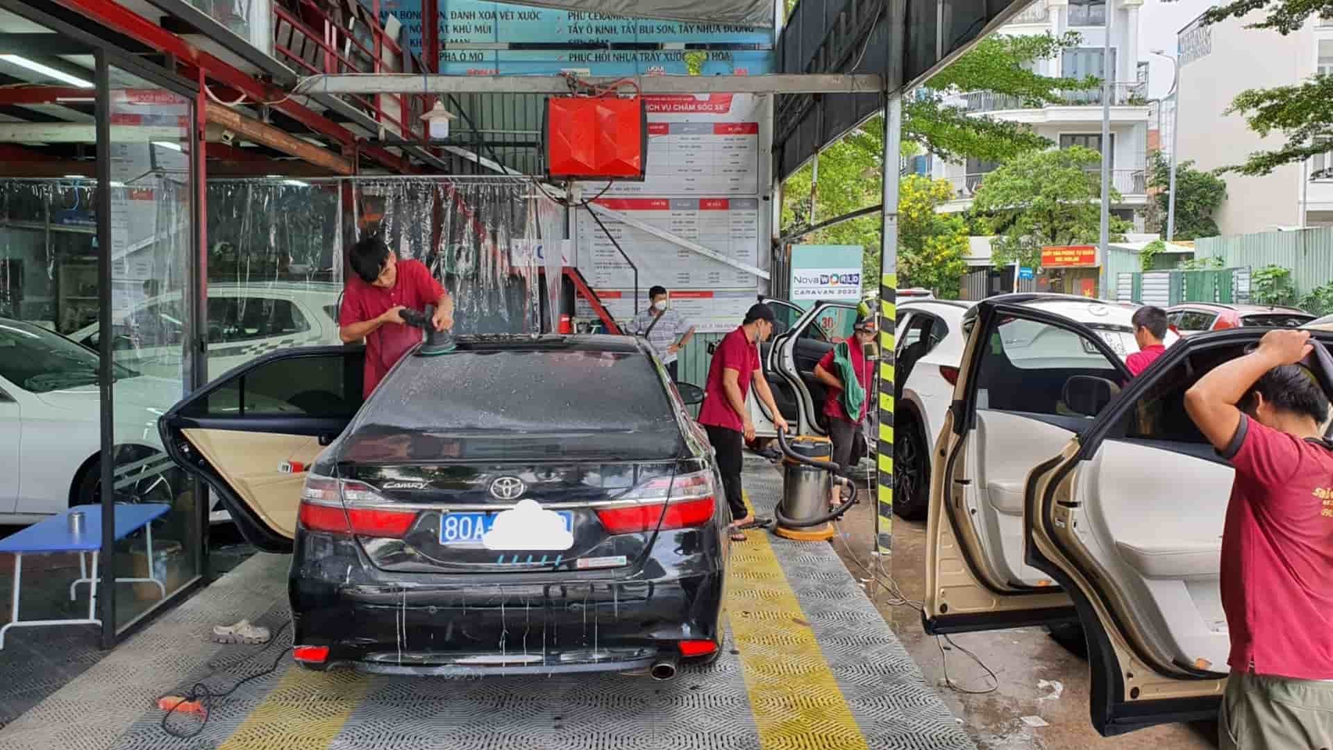 Q7 AUTO CENTER, một lựa chọn rửa xe ô tô quận 7 giá tốt, cung cấp dịch vụ làm sạch xe hiệu quả và nhanh chóng.