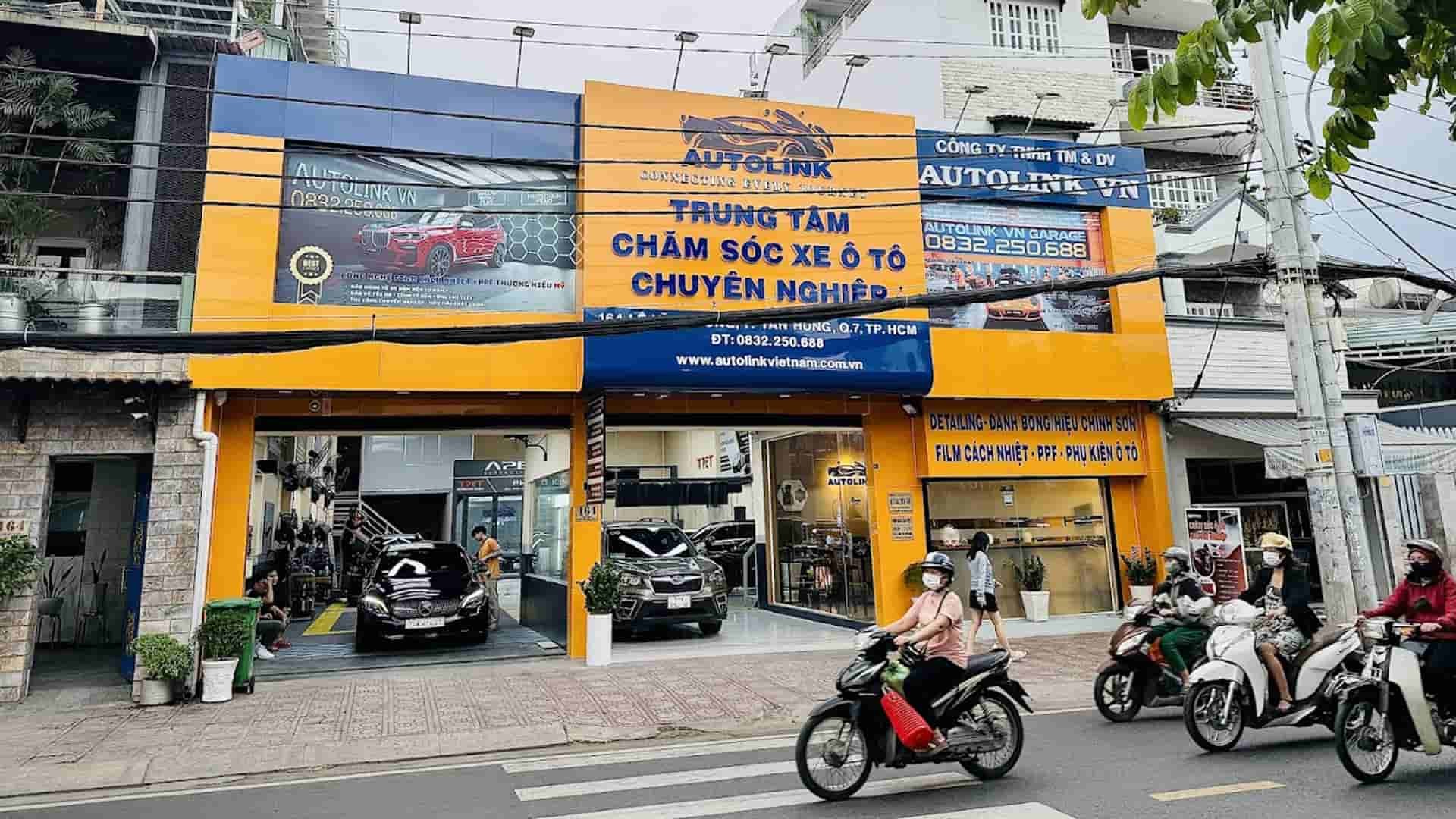 AUTOLINK quận 7, cung cấp dịch vụ rửa xe ô tô chất lượng với quy trình tỉ mỉ và sản phẩm cao cấp, đảm bảo xe sạch bóng.