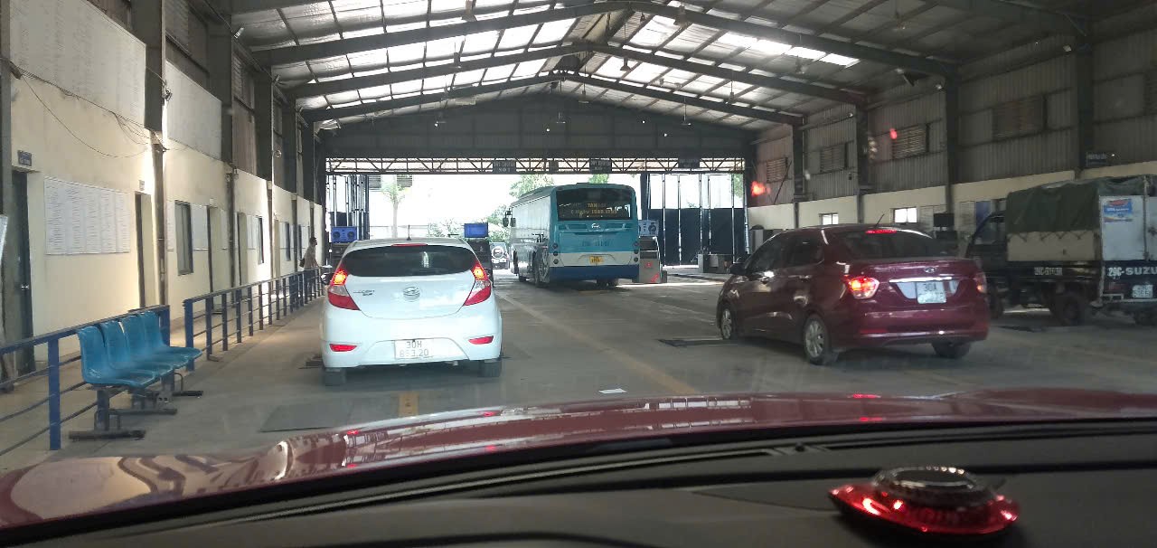 Xếp hàng đợi đến lượt kiểm định xe