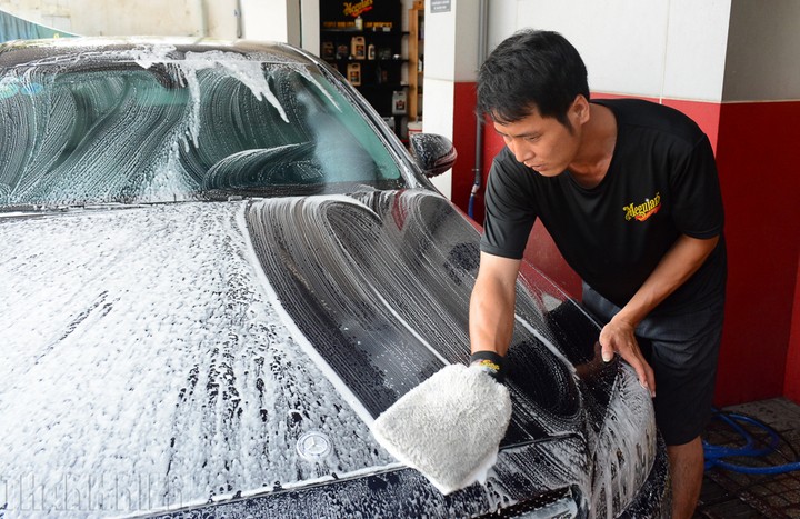 Quy trình rửa xe ô tô quận 12: Bọt tuyết dày đặc phủ kín xe