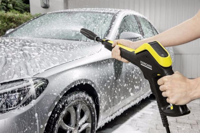Khách hàng chờ đợi thoải mái trong lúc xe được rửa tại trung tâm rửa xe ô tô quận 12
