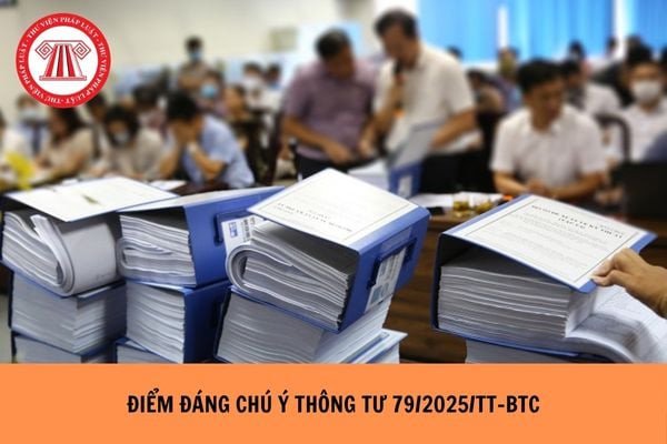 Hình ảnh một người đang tập trung đọc và nghiên cứu tài liệu pháp lý, biểu tượng cho việc tìm hiểu kỹ lưỡng về các điểm đáng chú ý trong thông tư mới liên quan đến xe ô tô và biển số xe ở Bình Định.