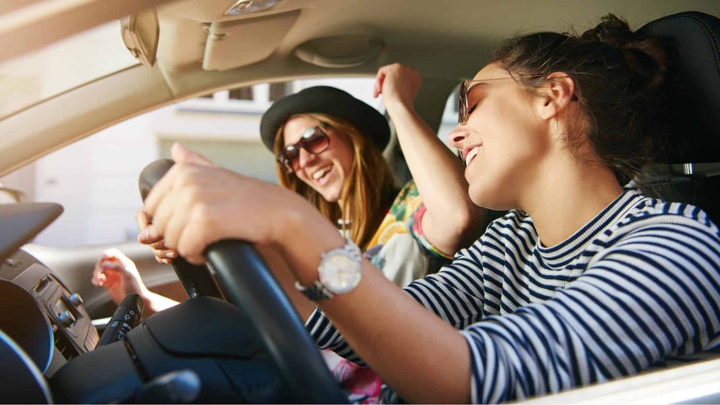 người phụ nữ thắt dây an toàn để không lái ô tô khi lái xe một cách bất cẩn