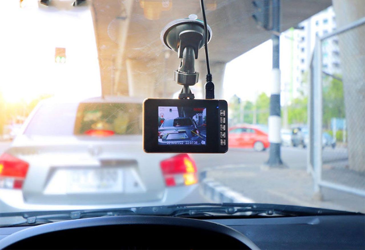 Camera hành trình tích hợp trên gương chiếu hậu là đồ chơi nội thất xe ô tô tiện ích