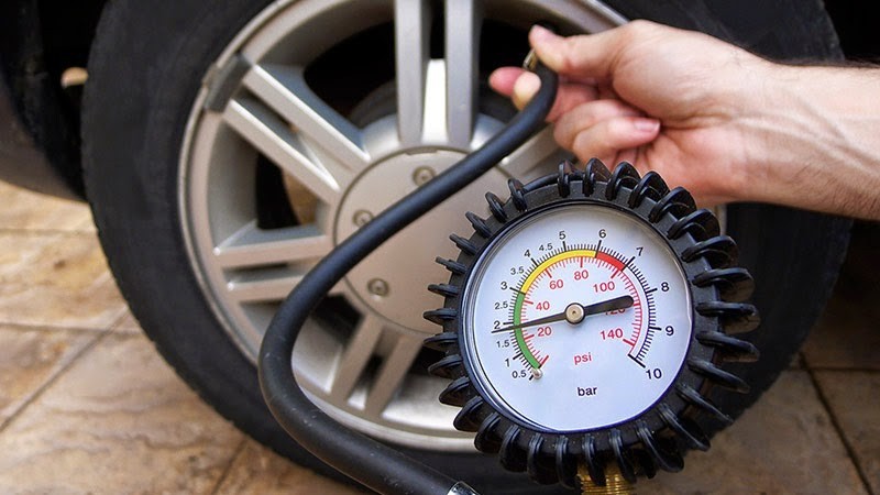 Kiểm tra áp suất lốp xe ô tô trước khi chỉnh đèn pha