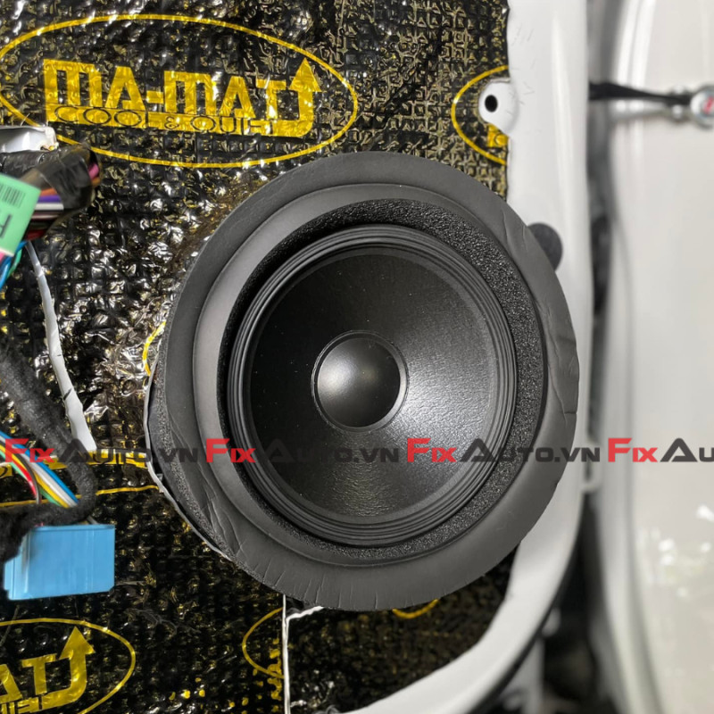 Chuyên gia đang thực hiện độ loa cánh cửa xe Mitsubishi Outlander, cải thiện chất lượng âm thanh chi tiết