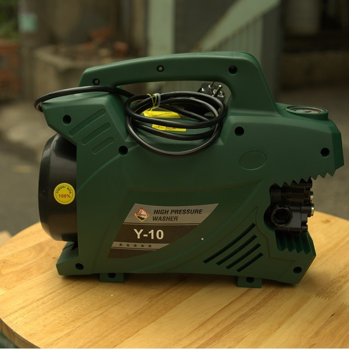 Máy rửa xe Bigtools Y10 (2200W) công nghệ Nhật Bản, lý tưởng cho việc vệ sinh xe ô tô mini giá rẻ và gia đình.