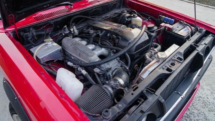 Động cơ mạnh mẽ của xe ô tô cổ Toyota Corona dung tích 1.5 lít