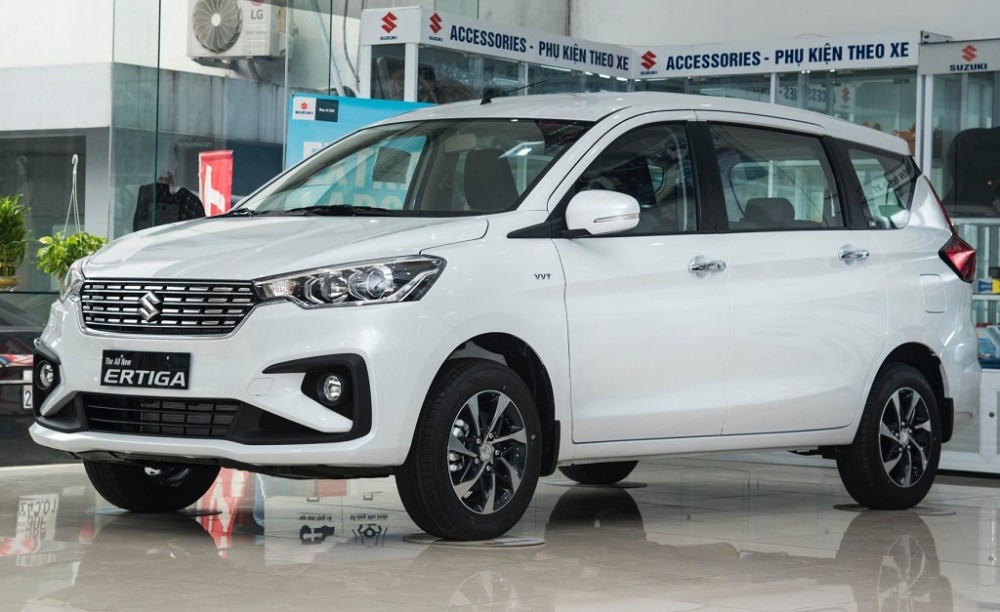 Hình ảnh một chiếc xe MPV màu xanh lam đang đỗ ngoài trời, minh họa thiết kế thuôn dài với không gian nội thất rộng rãi
