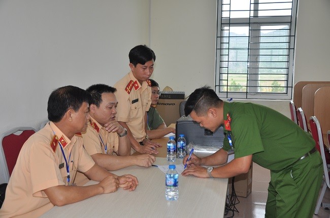 Thí sinh ký biên bản sau khi hoàn thành phần thi lái xe an toàn