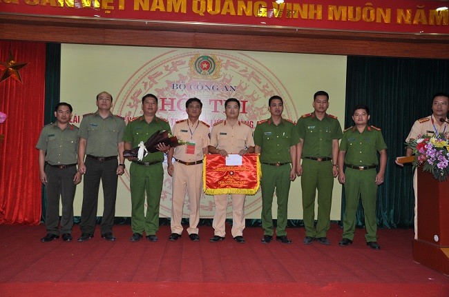 Thiếu tướng Nguyễn Ngọc Tuấn trao giải nhất cho đội Phú Thọ tại hội thi lái xe ô tô an toàn
