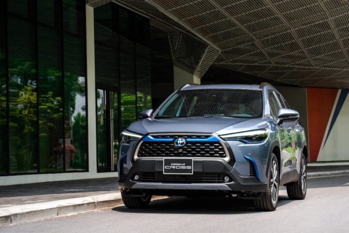 Chi tiết động cơ xăng và điện tích hợp trong khoang máy của một mẫu xe hybrid, thể hiện sự kết hợp sức mạnh
