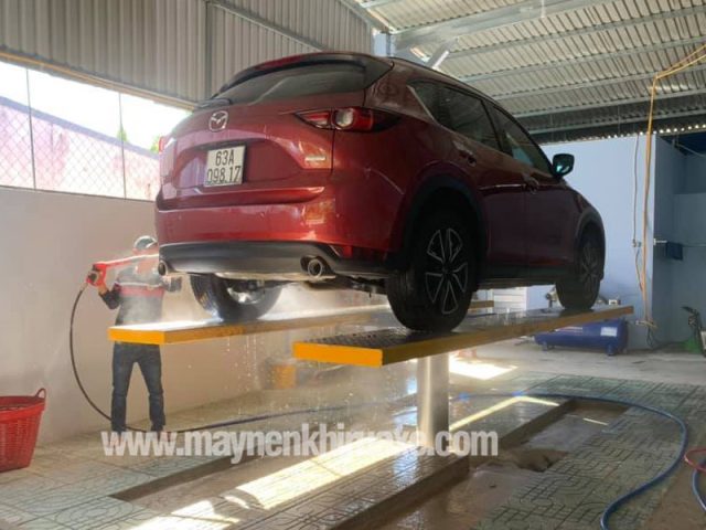 Vệ sinh lốp xe bằng máy rửa xe ô tô áp lực cao đảm bảo sạch sẽ