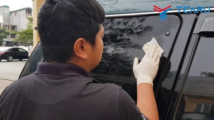 Sản phẩm nước tẩy kính xe ô tô Grass chuyên dụng cho các loại vết ố