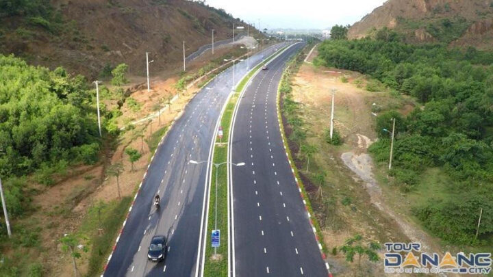 Tuyến đường đèo núi dẫn đến khu du lịch Núi Thần Tài thuận tiện cho thuê xe ô tô