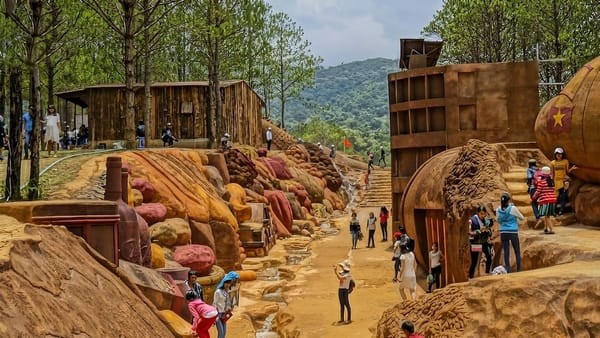 Đường hầm điêu khắc Đà Lạt độc đáo, thu hút du khách thuê xe ô tô đến check-in