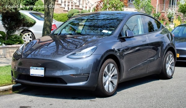 Tesla Model Y màu trắng, một SUV điện đa dụng với tầm hoạt động ấn tượng.