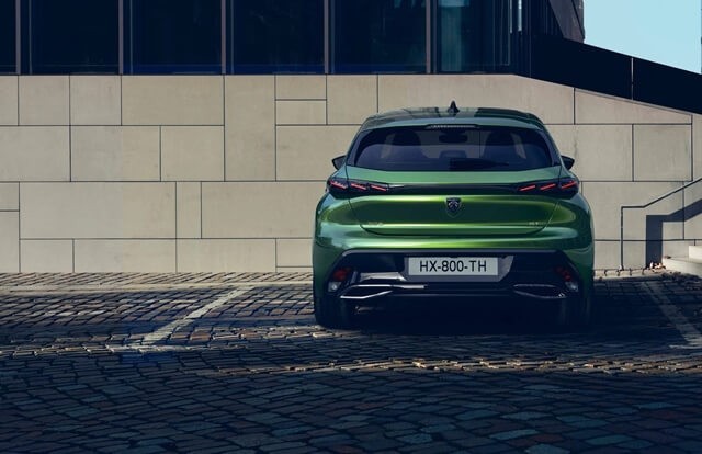 Thiết kế đuôi xe Peugeot 308 2025 với cụm đèn hậu LED &quot;móng vuốt&quot; và hệ thống xả kép