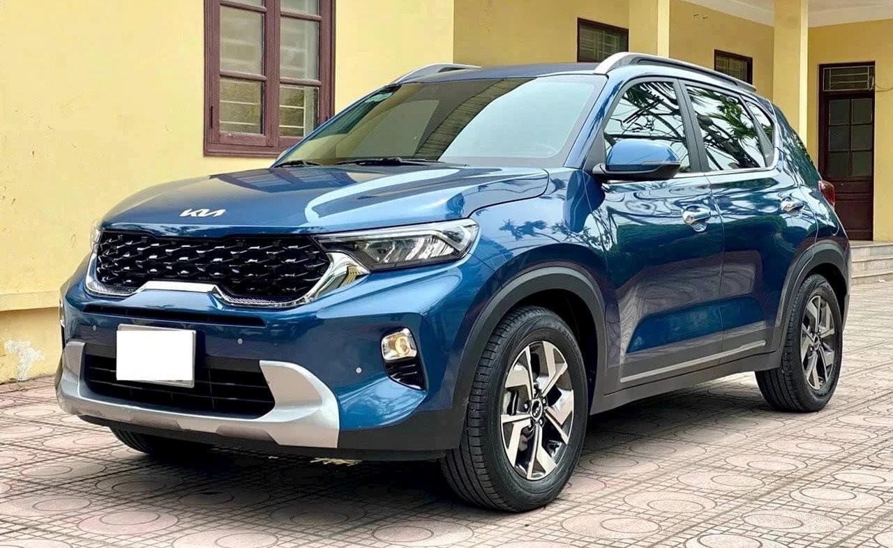 Kia Sonet màu trắng đang di chuyển trên đường